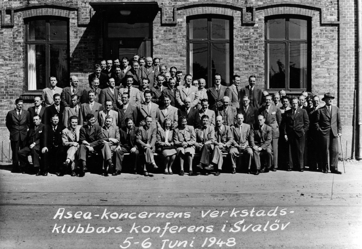 Ett 70-tal män samt 2 stycken kvinnor i en gruppbild på ASEA-koncernens konferens för verkstadsklubbar i Svalöv 5-6 juni 1948.
Bland deltagarna finns Folke Augustsson från avdelning 206 i Alingsås.