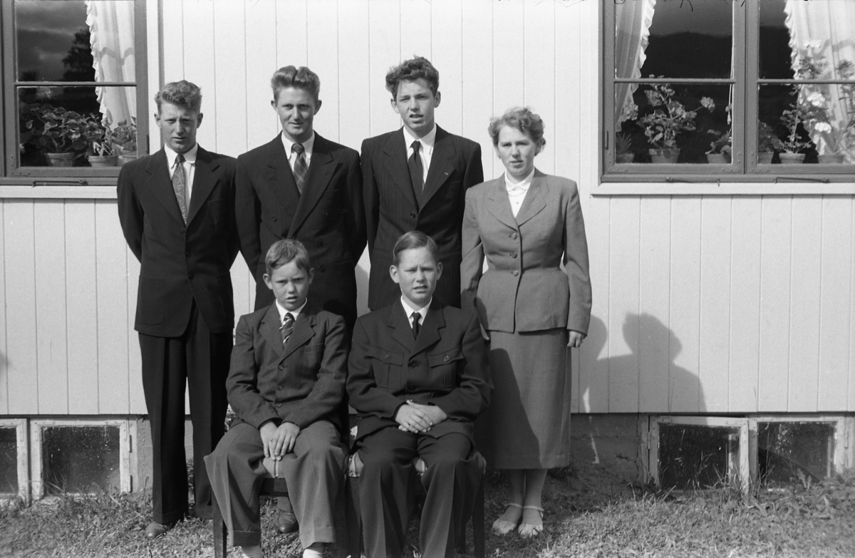 Antatt ekteparet Jens O. Ulsrud og kona Solveigs barn. Bak fra venstre Ole, Erling, Kjell og Jenny. Foran til venstre Svein, og til høyre Finn.