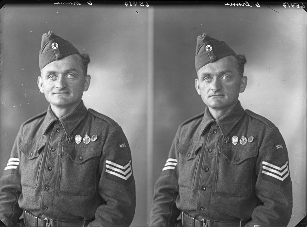 Portrett. Ung mann i hærens uniform med utmerkelser på brystet. Sersjant. Bestilt av Magne Edland. Stol på Karmøy.