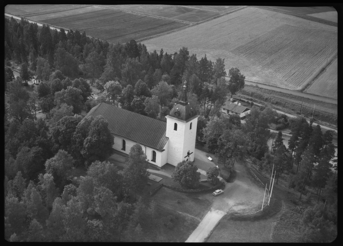 Flygfoto över Heds kyrka, Skinnskatteberg