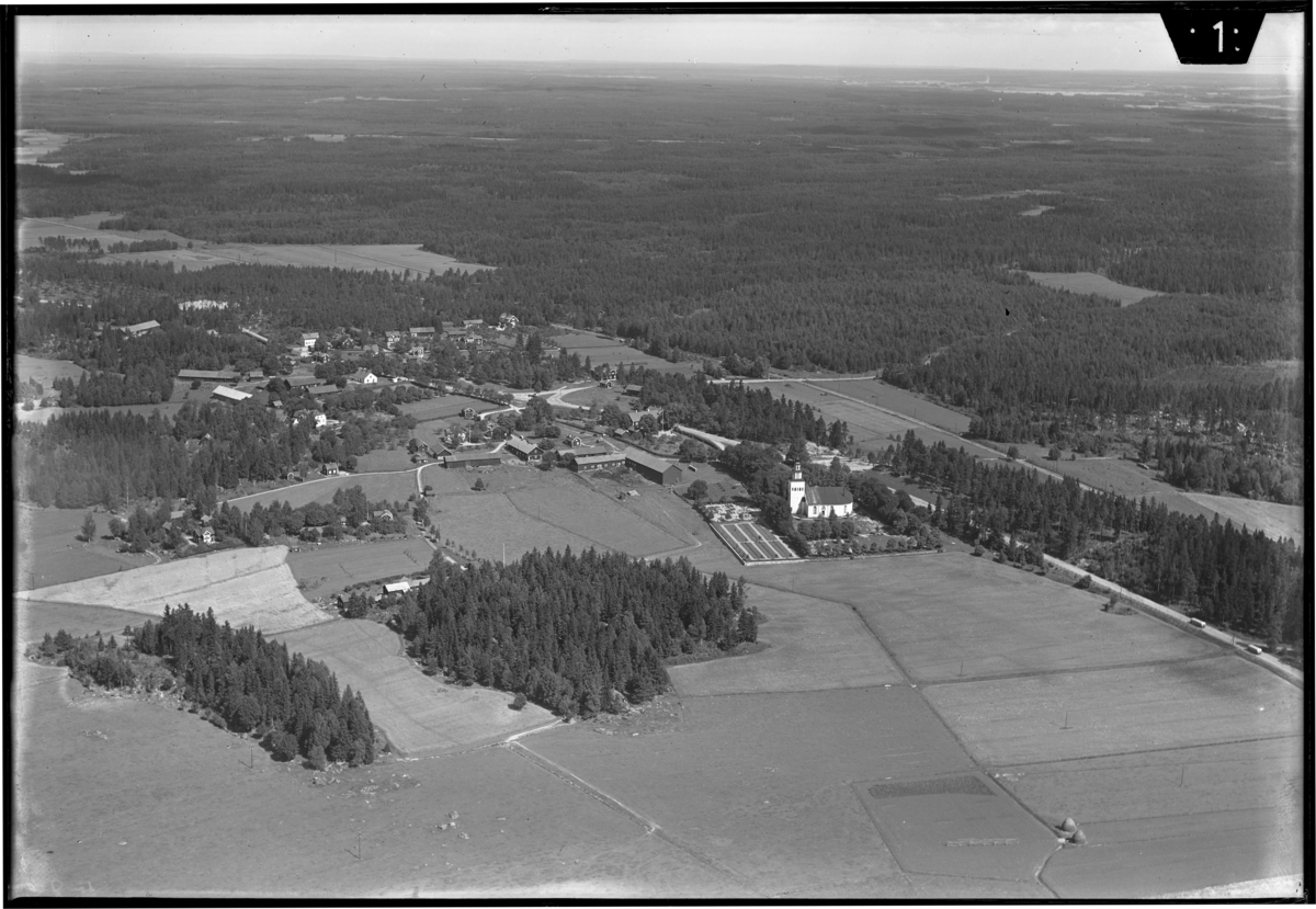 Flygfoto över Ramnäs kyrkby, med Ramnäs kyrka.