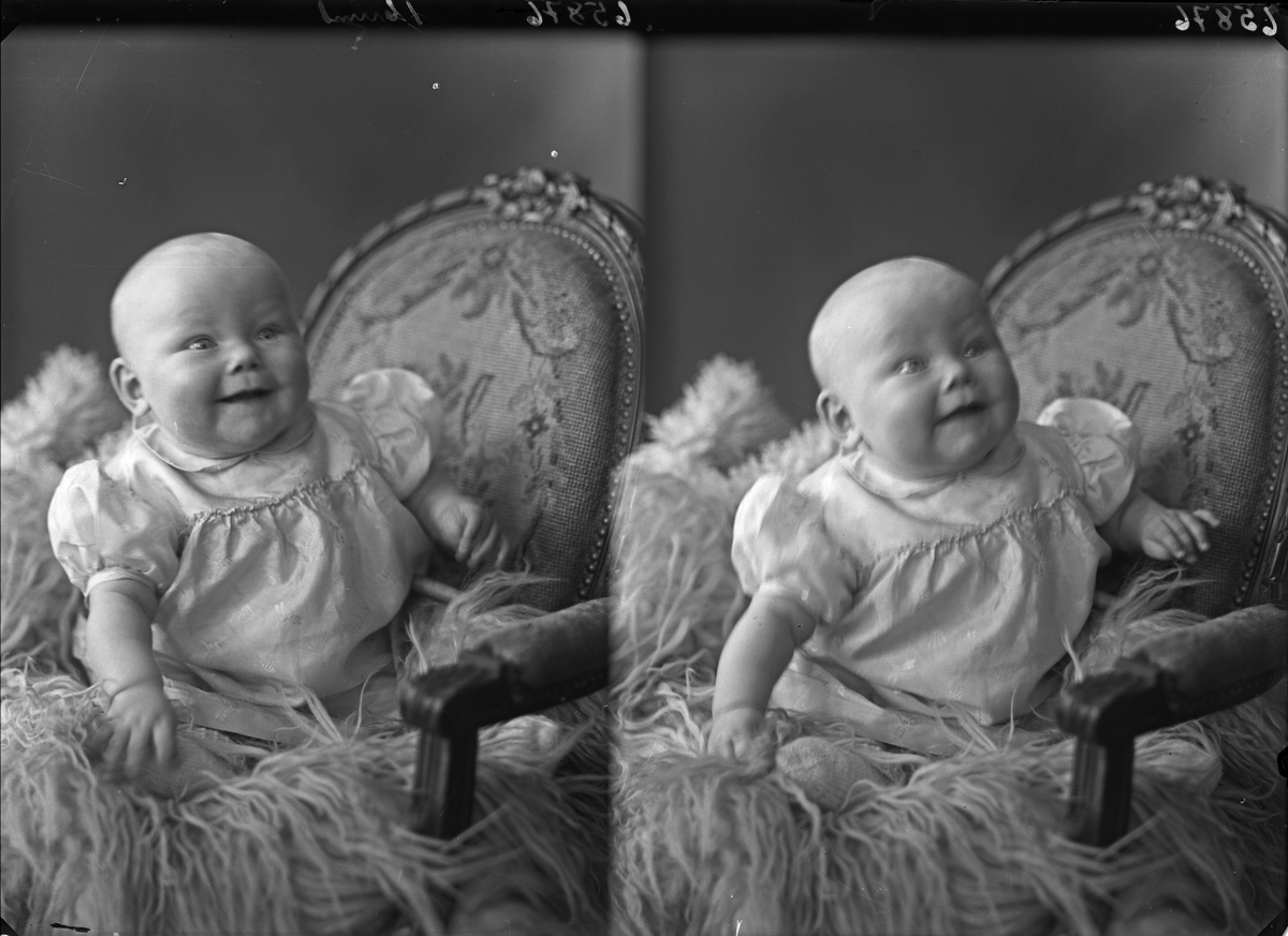Portrett. Lite barn i lys kjole sittende på et langhåret skinn i en brodert stol. Bestilt av Valjer Dalen. Søhaugt. 143