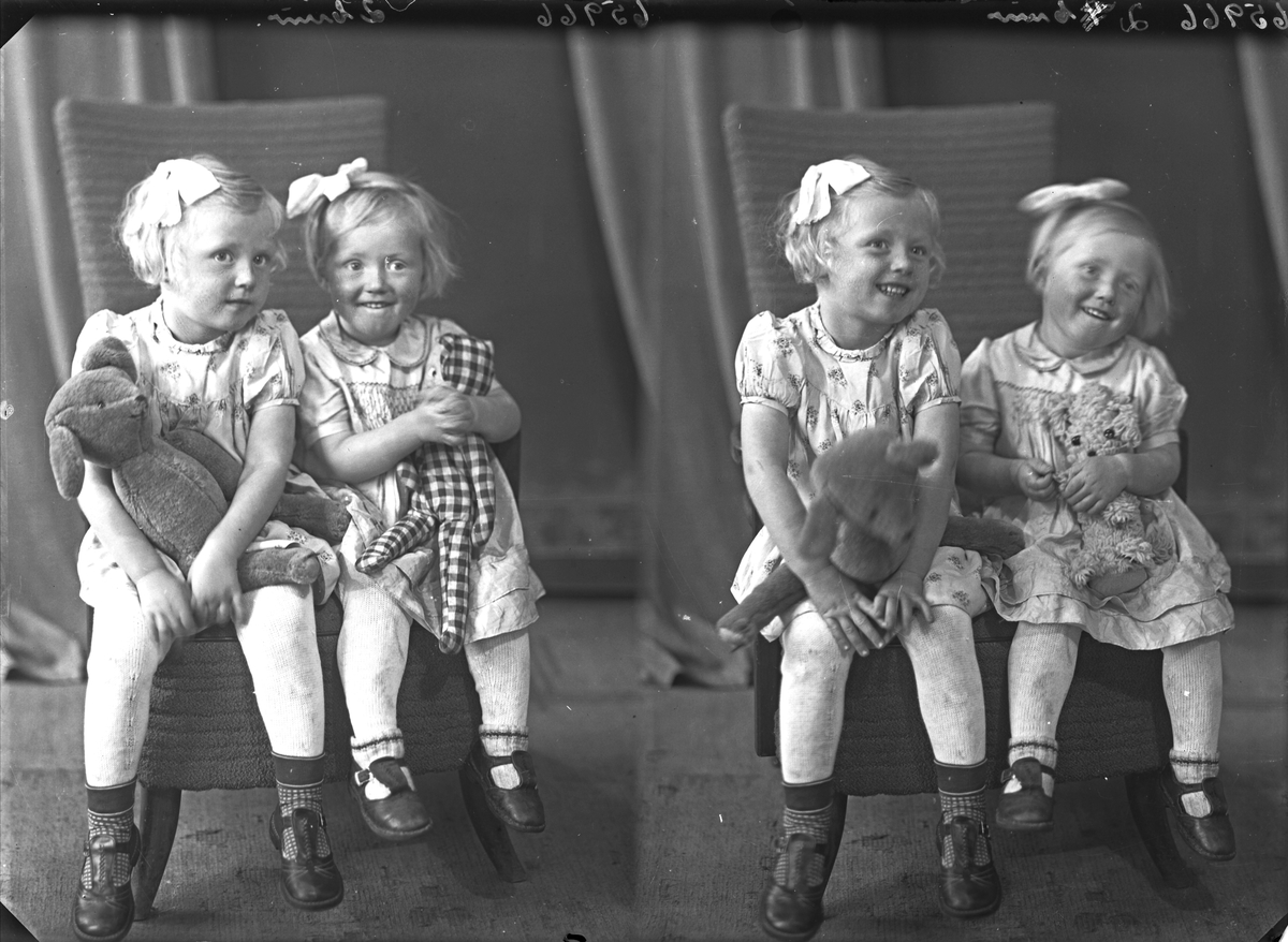Gruppebilde. Familiegruppe på to. To unge piker i lyse kjoler med hver sitt kosedyr. Søstre. Bestilt av Hr. Lars  Enerstvedt. Tjernagel.