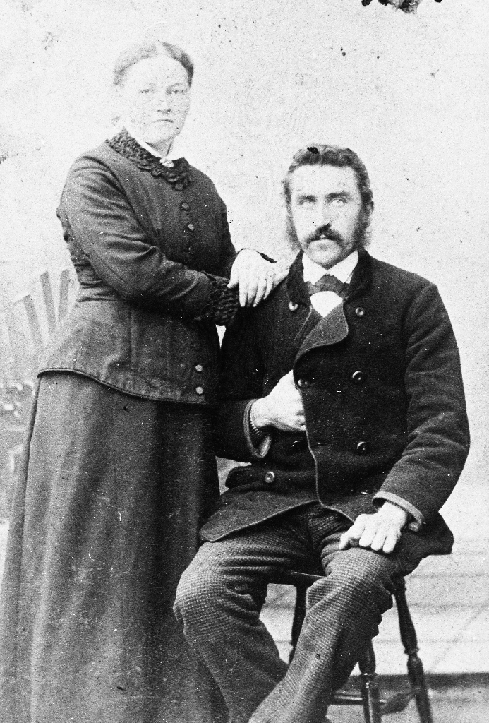 Marta Kverneland f. Høyland (6.12.1856 - 27.12.1943) og Reinert Kverneland (21.5.1859 - 25.7.1935).