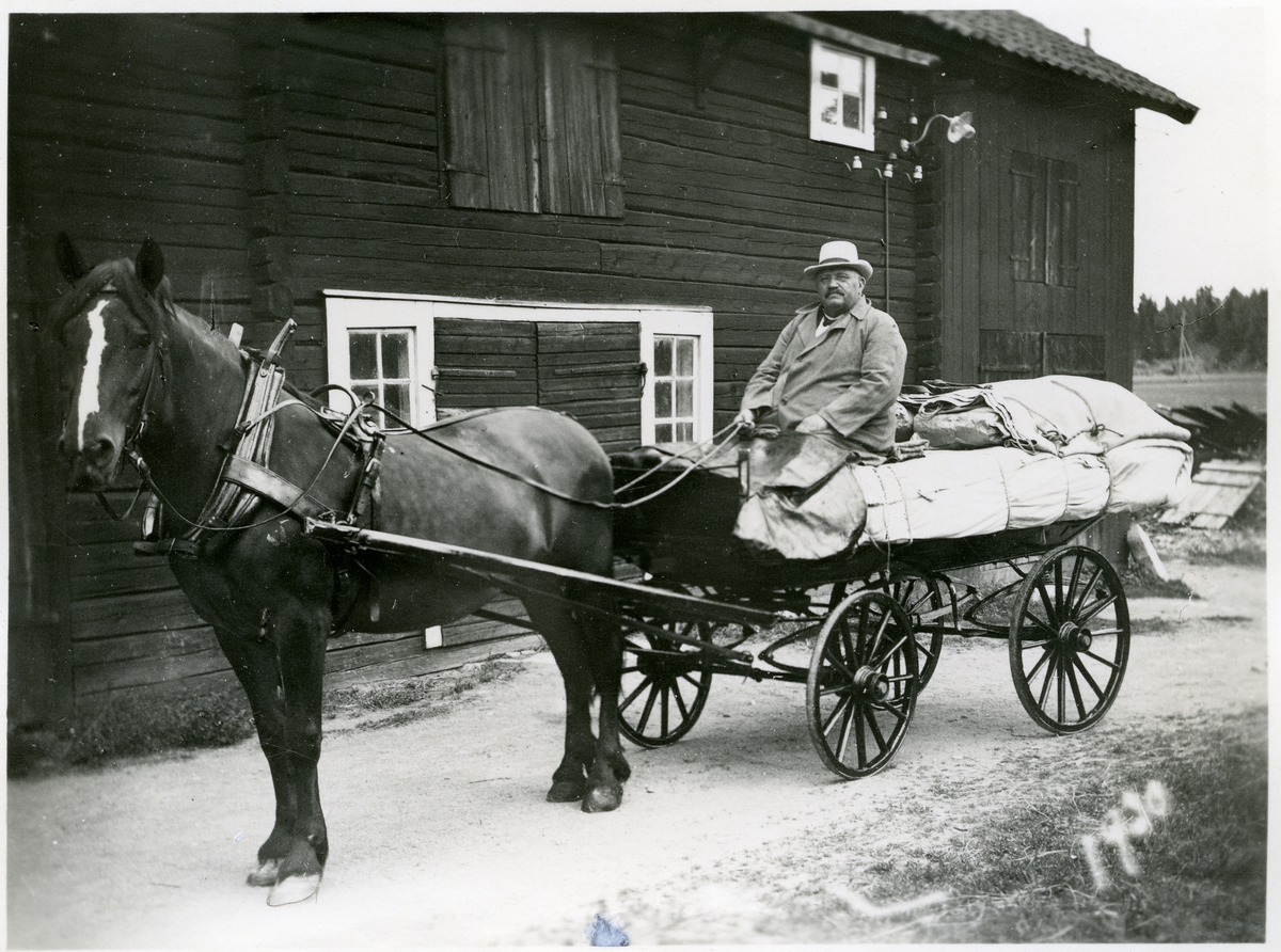 Fläckebo sn, Väster Vrenninge.
Besök av den sista gårdfarihandlaren med häst, 1930.