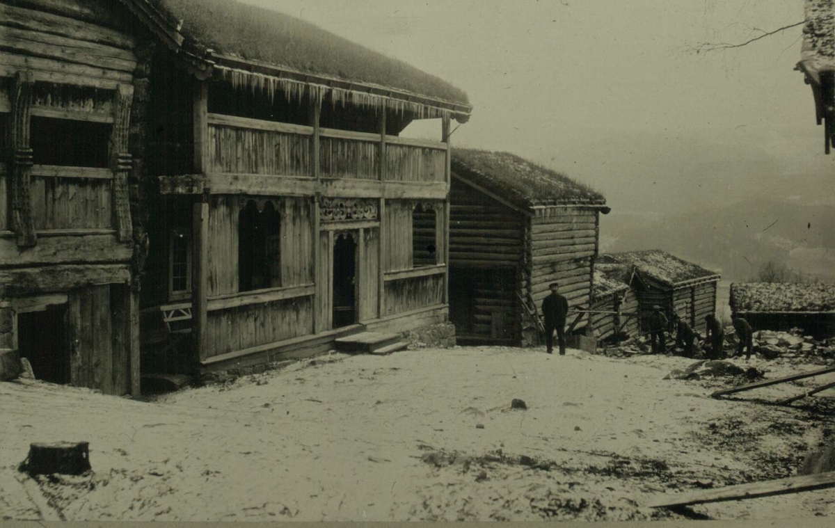 Repro, dok., Bjørnstad 1911, gjenreising, inntun, hus, stabbur, antakelig mot slutten av gjenreisingen.