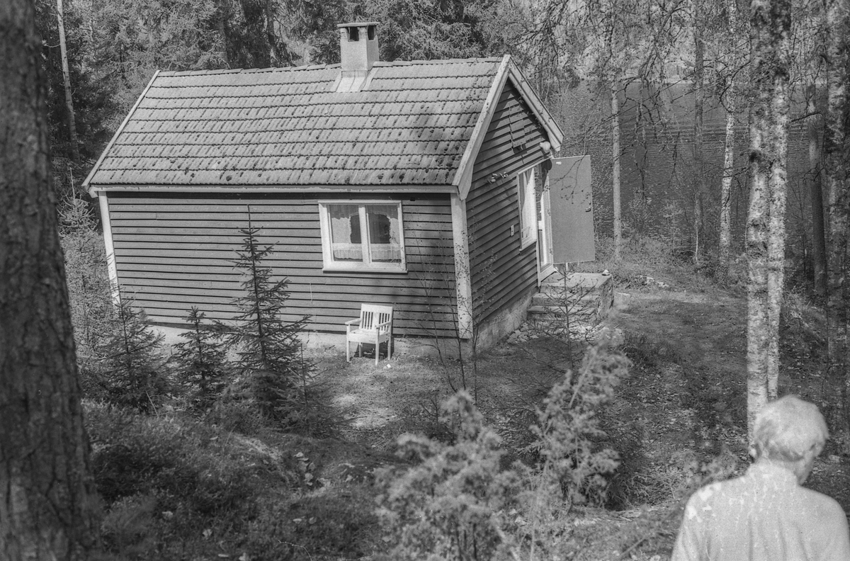 Vigsling av Slora kapell ved biskop Gunnar Lislerud. Prost H.C. Mamen i kappeldøren. Fint sommereksteriørbilde av Slora + en hytte på kollen.