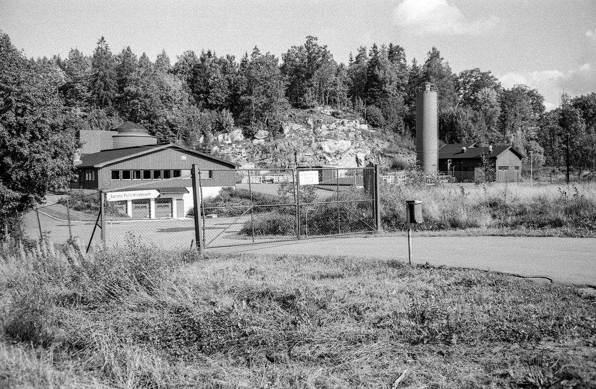 Stemningsbilder fra Hvitsten. Huset til Fred. Olsen med buet vindu bak trærne. Stabil Alna Malingfabrikk på odden.