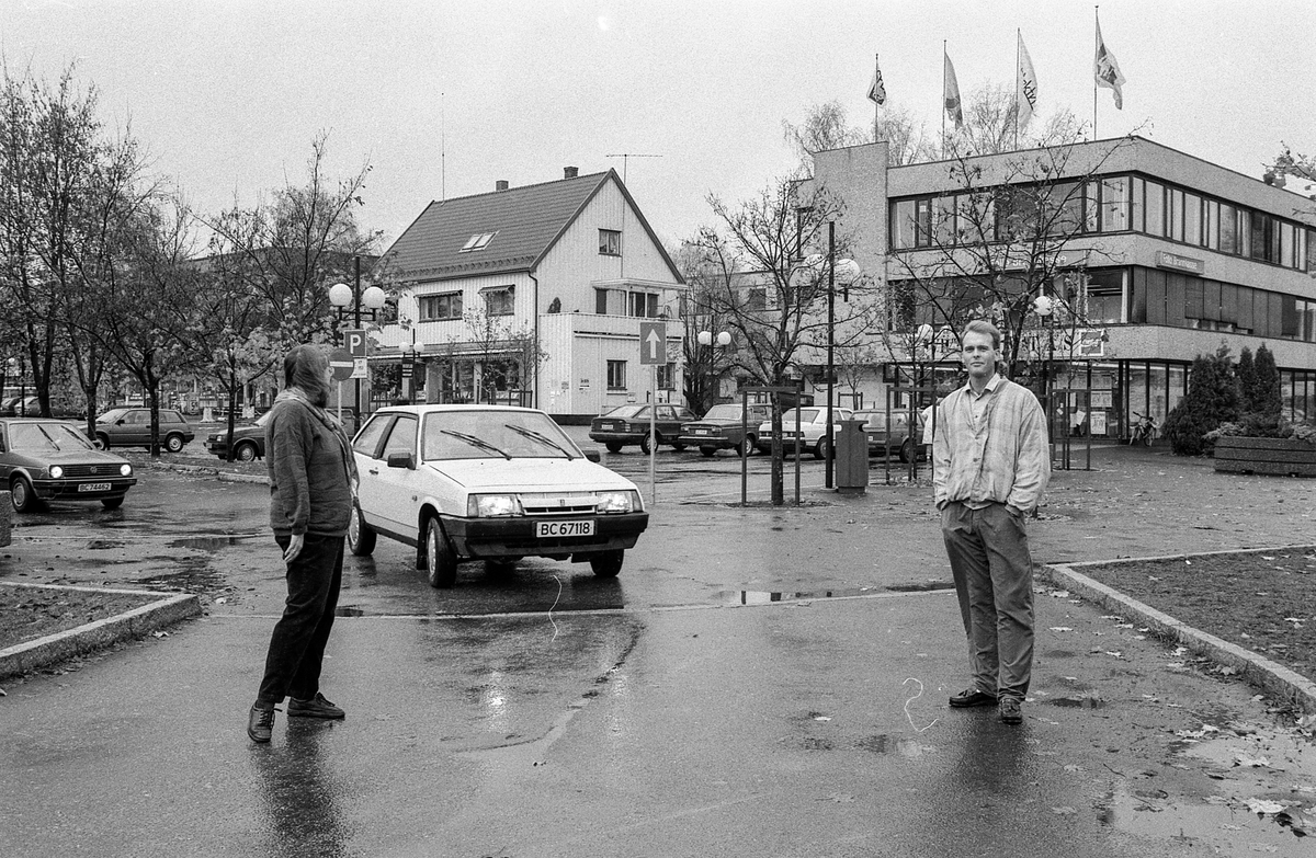 Ås sentrum, Magnhild Reisæter og Greger Hansen, formann i Ås Handelsstand, er ikke fornøyd med sentrum.