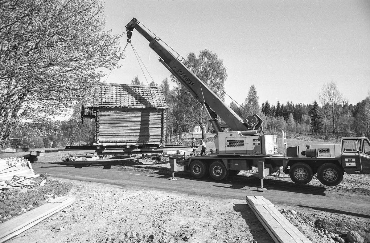 Stabburet på Bjørnebråten gård i Ski flyttes med kranbil og bevares.