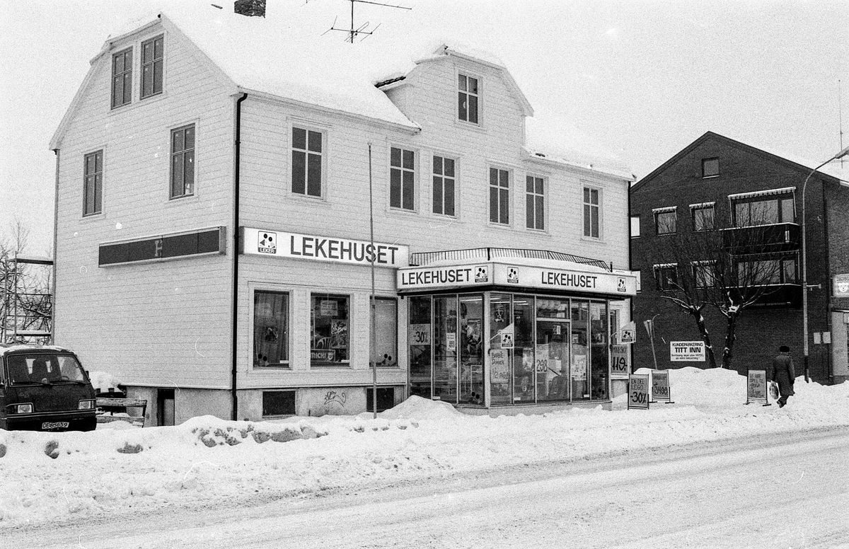 Rom-huset eller Lekehuset i Jernbaneveien i Ski er solgt av Husebyfamilien til Olav Thon for 5 mill. Skal rives for å gi plass til Ski Stosenter.