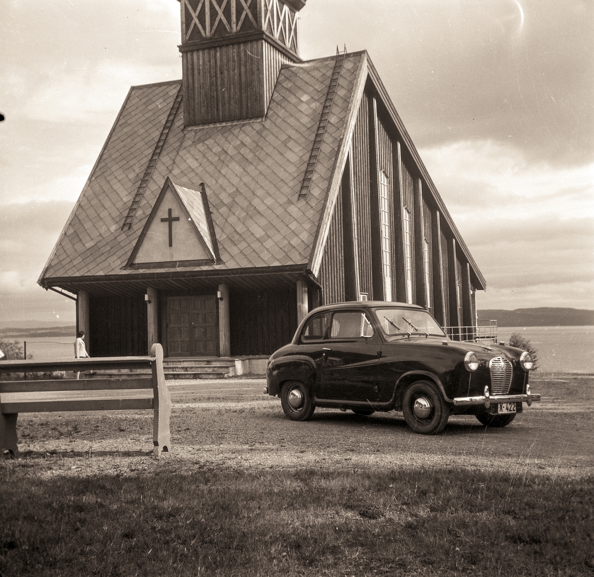 Bil foran Follafoss kirke.