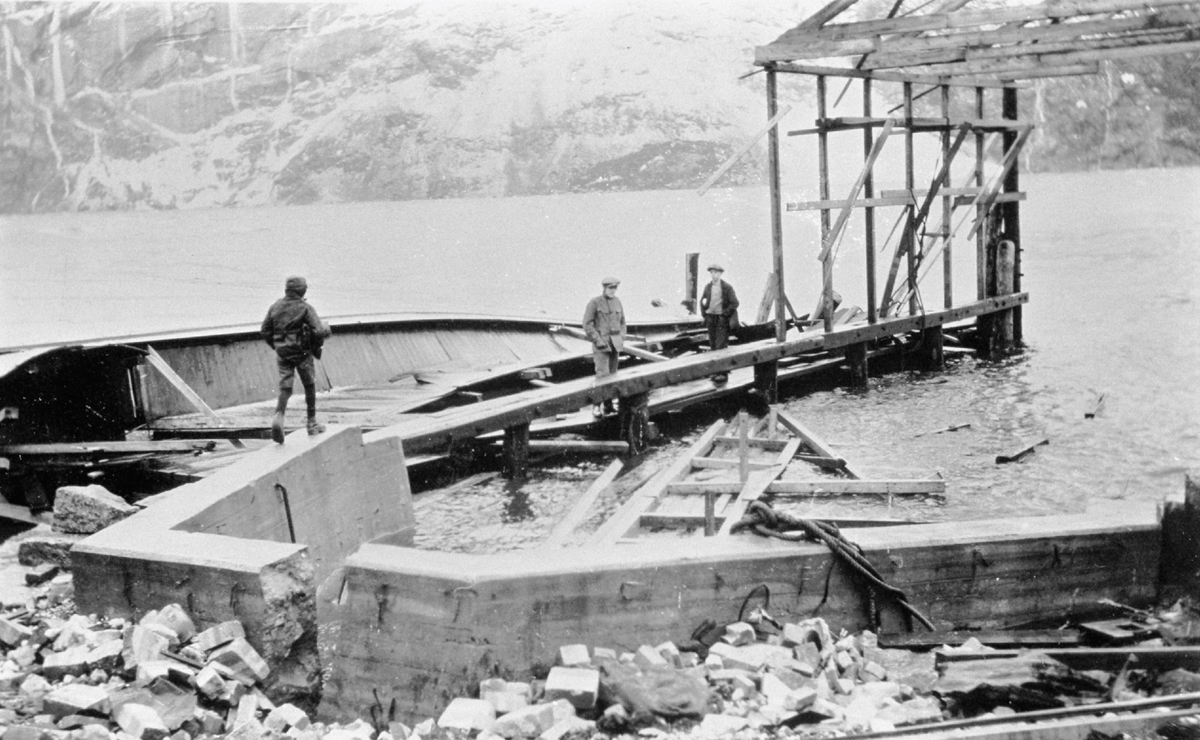 Opprydningsarbeid etter snøskred og flodbølge i 1928