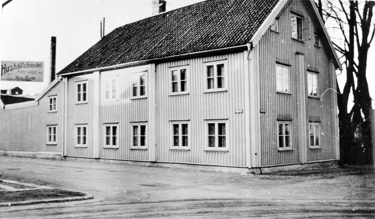 Fastighet vid Plangatan och Östra Vattugränd. Fastigheten ägdes av Alingsås bomullsväveri och användes som arbetarbostäder åt de anställda vid fabriken. Tidigare var det tingshus. Fastigheten revs i samband med byggnationen av kvarter Hill. På bottenvåningen, längst till vänster, bodde Hilda Hagberg och på vindsvåningen i ett spisrum bodde också väverskan Emma Hansson.