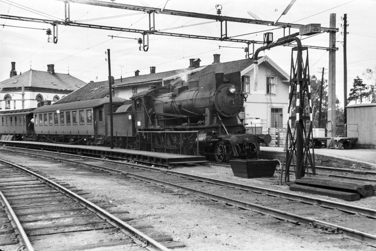 Damplokomotiv type 30a nr. 277 med persontog til Drammen på Hønefoss stasjon.
