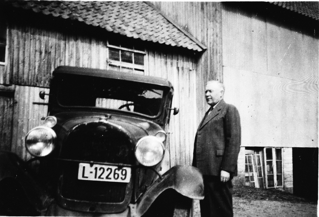 Tolleiv Håland med første bilen på Goholen.