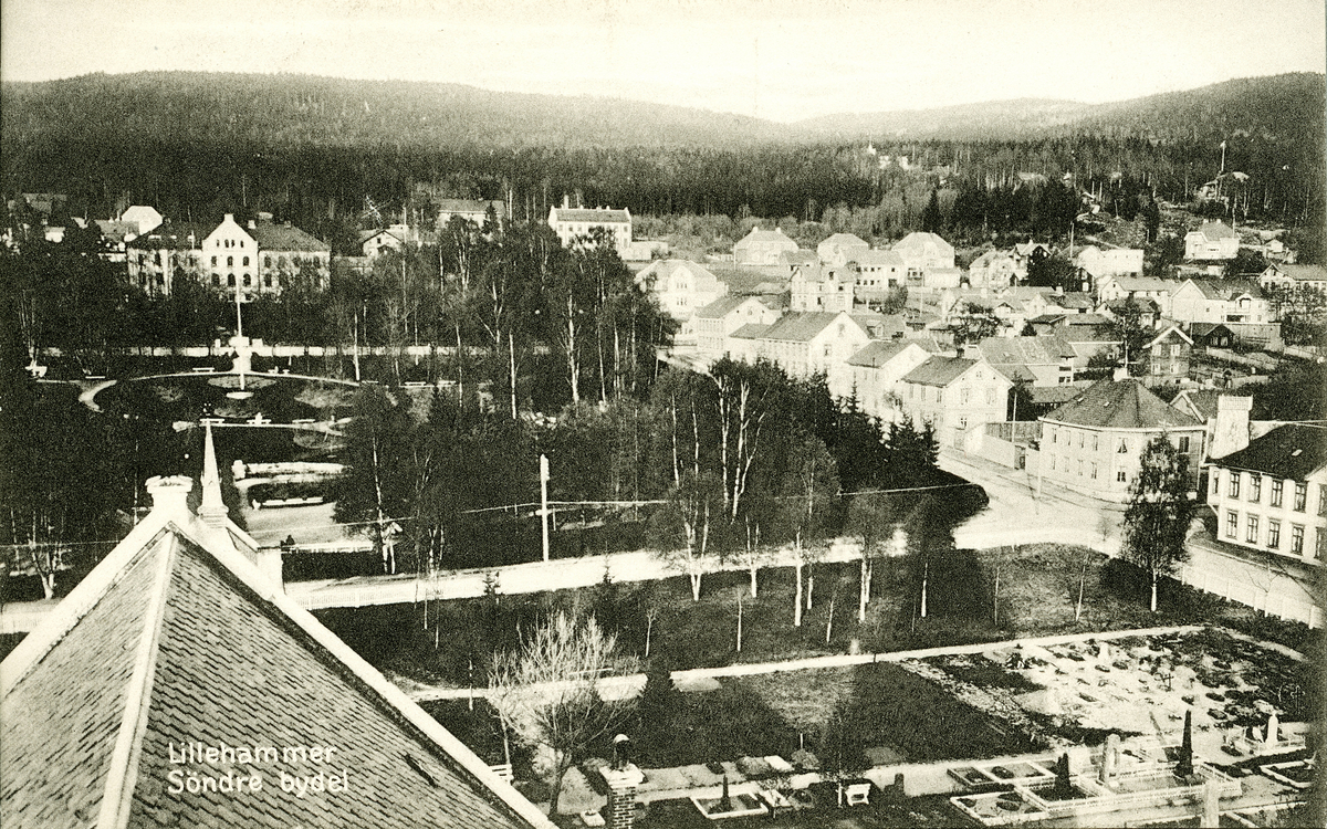 Repro: Utsikt over Lillehammer, Kirkegata, Mathiesens gate, bebyggelse, sett fra kirketaket, postkort.