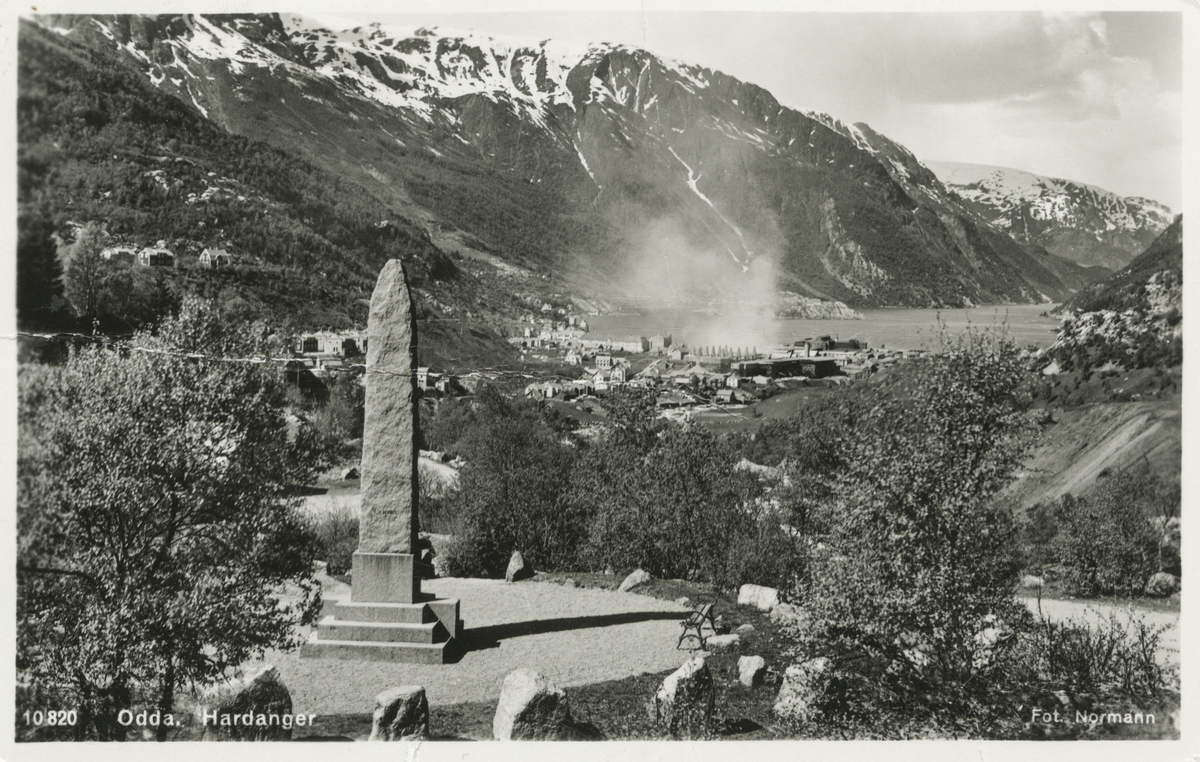 Postkort av bautasteinen til minne om Albert Petersson på Monso ved Vasstun.