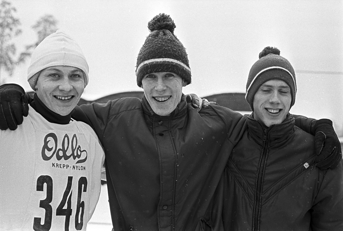 Tre gutter står sammen, NM i langrenn for junior, Holmenkollen. Fotografert februar 1969.