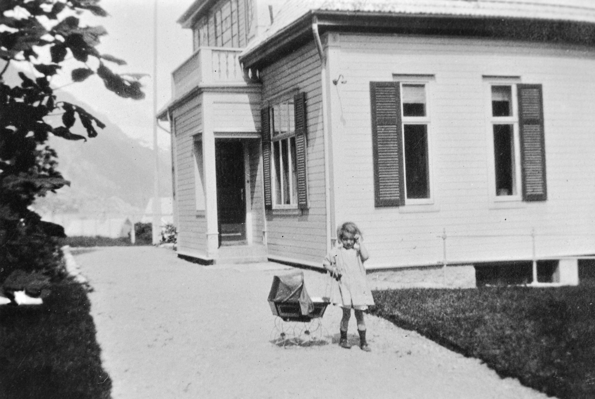 Valborg Gravdal med dukkevog ved Sofie Tollefsens bustad Solheim i Odda sentrum
