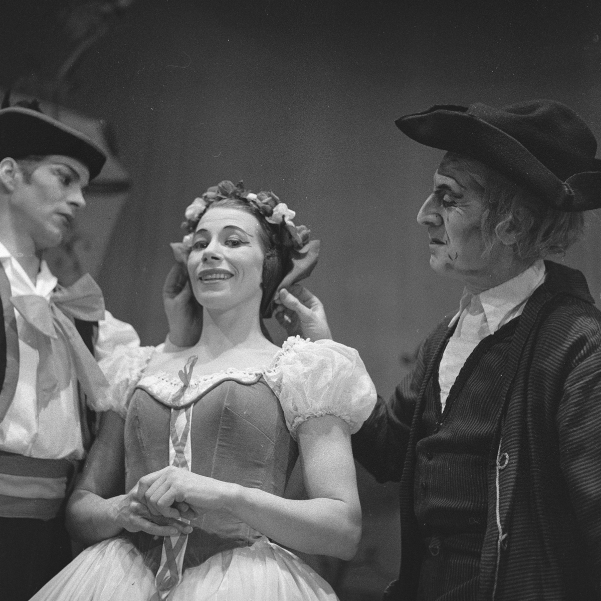 Den Norske Operaballett oppsetningen av "Coppelia" på Folketeatret. Dansere på scenen. Fotografert mars 1959.