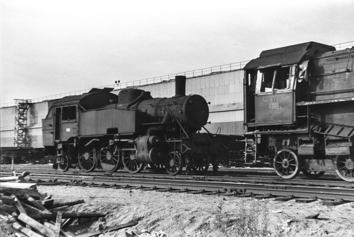 Utrangert damplokomotiv type 32b nr. 332 og 49c nr. 471 (til høyre) venter på opphugging ved Norsk Jernverk i Mo i Rana.