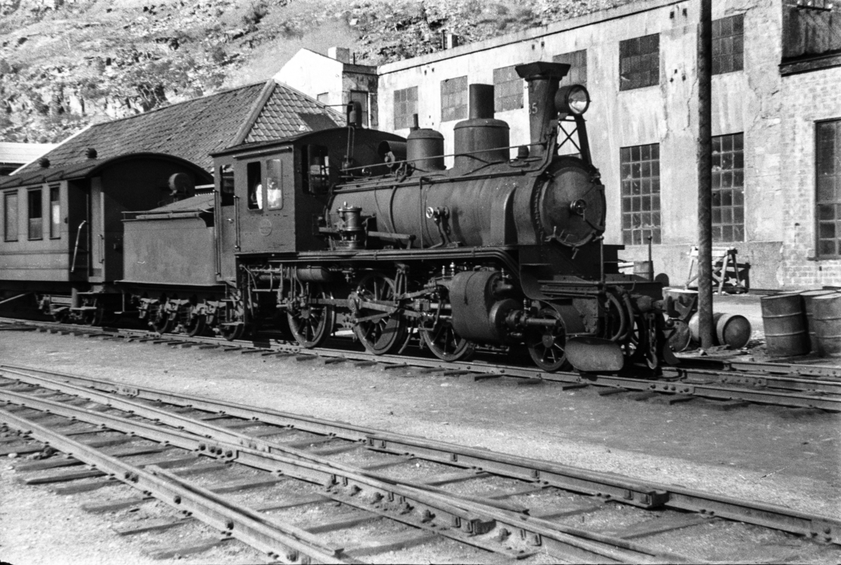 Sulitjelmabanens damplokomotiv nr. 85 med persontog i Lomi.