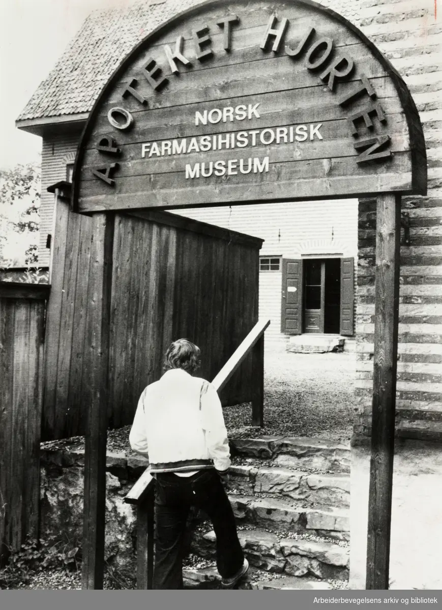 Bygdøy Folkemuseum. Norsk Farmasihistorisk museum. Inngangspartiet, eksteriør. August 1978