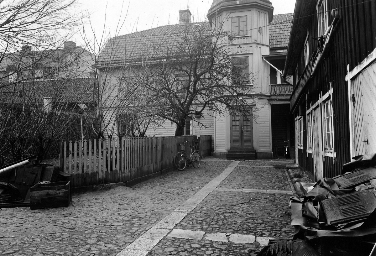Apoteket Hjorten fotograferat från gårdsplanen med Apotekslängan till höger.