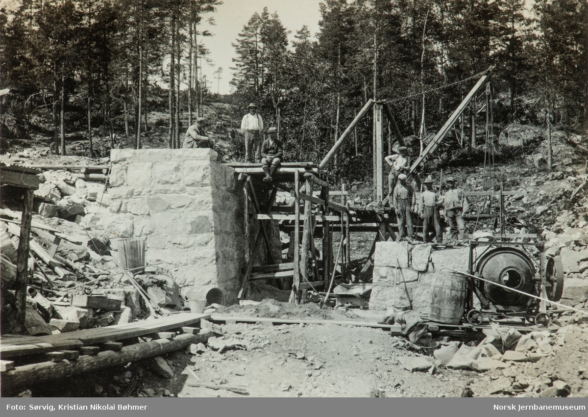 Fra byggingen av Sørlandsbanen Muring av kar for undergang ved pel 21082, ca km 307,5 mellom Helldalsmo og Herefoss.