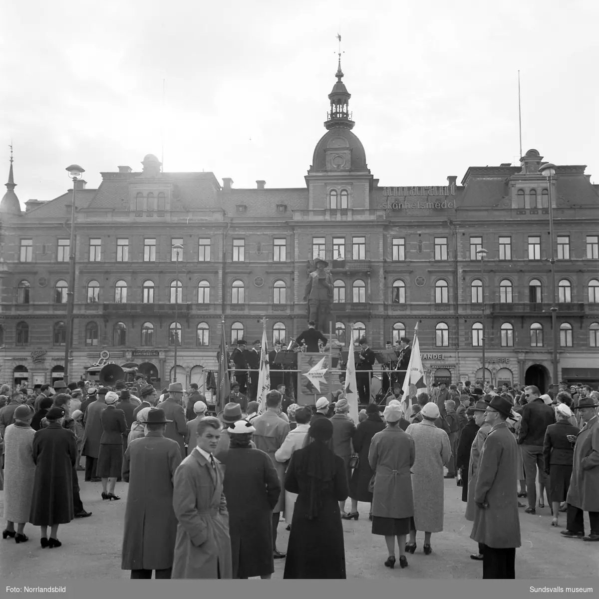 Nykterhetsrörelsen har ett arrangemang på Stora torget. Massor av folk och en blåsorkester. Hirschska huset i bakgrunden.