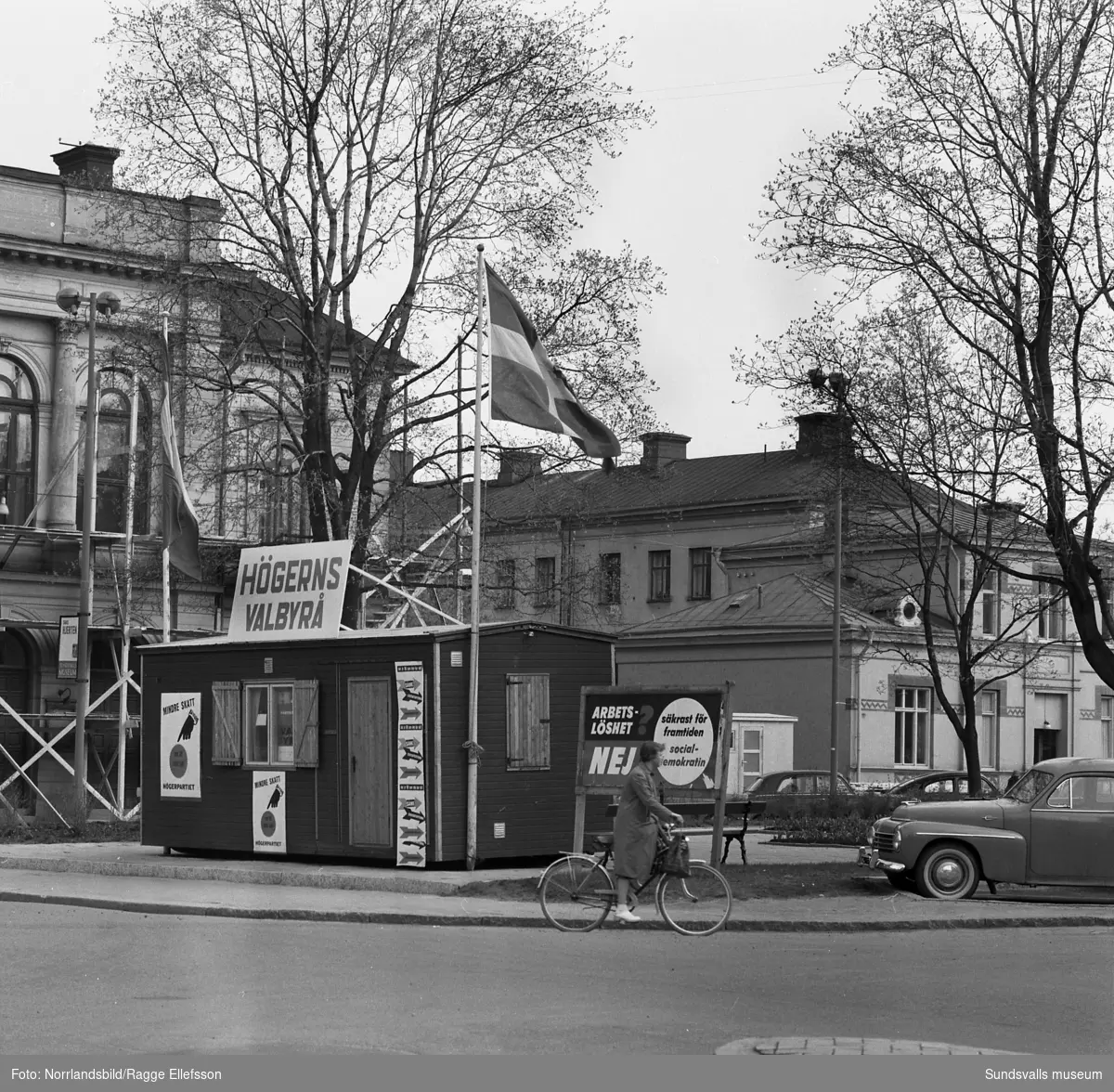 Valkampanj i Sundsvall 1958 med partiernas valaffischer på olika platser i staden. 1: Esplanaden, 2: Stadsbacken, 3: Esplanaden, 4: Norrmalm norr om Tivolibron, 5: söder om Tivolibron.