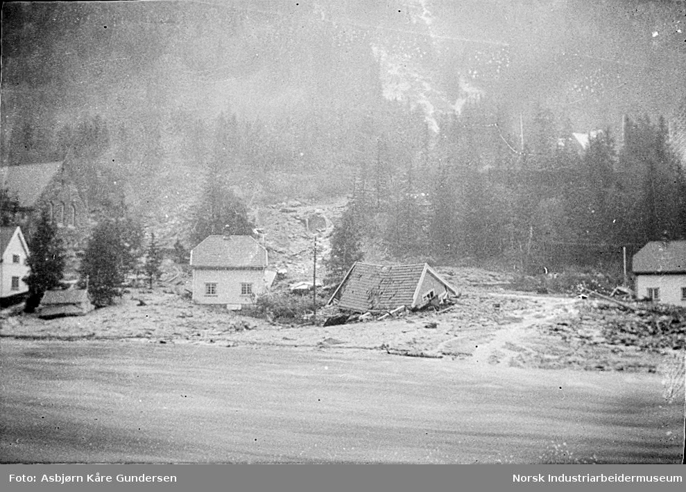 Storflommen og jordskred sommeren 1927. Hus ødelagt av skred. 