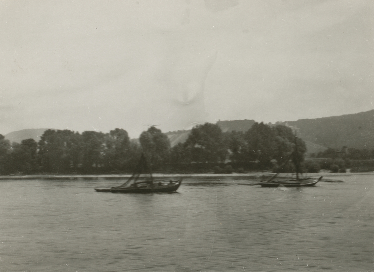 Motiv av to fiskebåter på elva Rhinen.