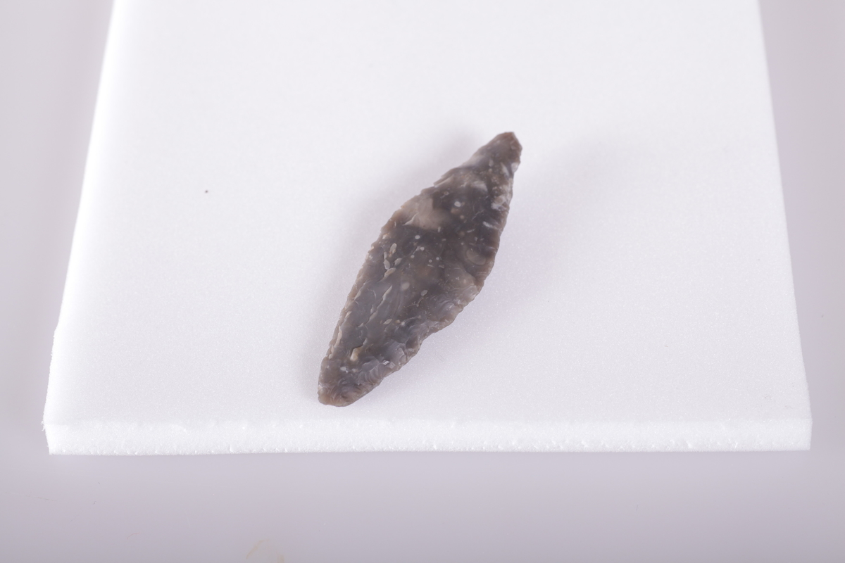 Flintspiss, spydspiss nærmest type R. 69, funnet i Totenvika