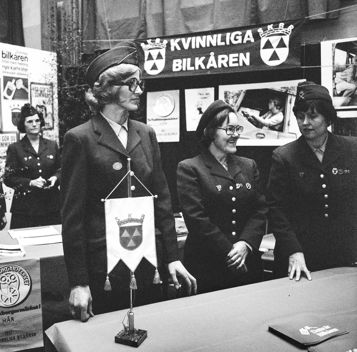 Utställningen i gymnastiksalen.
Kvinnliga Bilkåren (SKBR) visade bl. a Trafikborgarmärket.
Fr v: Aira Andersen, Sonja Jönsson och Marianne Sundqvist.