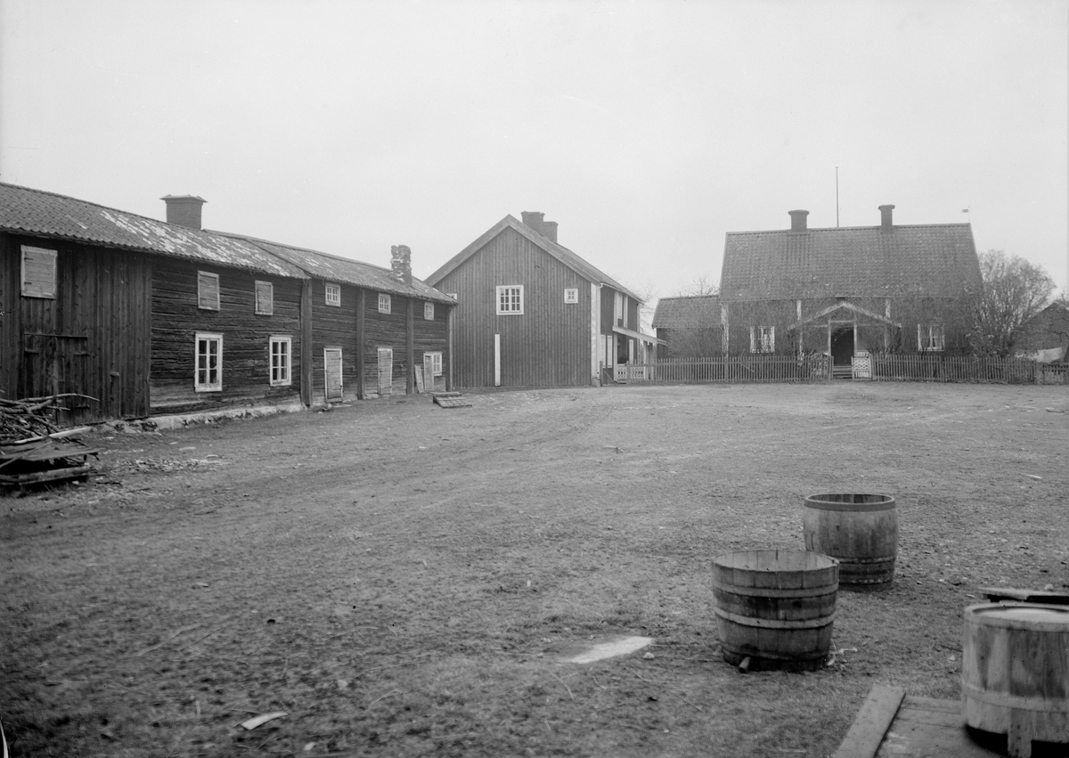 Vy mot Krokeks gård 1924. Fram till år 1914 fungerade gården som gästgivargård och skjutsstation, den största anläggningen i Östergötland. Längan till vänster, som benämns Långa längan, är den äldsta resten av gästgiveriet. Byggnaden uppfördes 1747 och inrymde bland annat krogrörelse.
