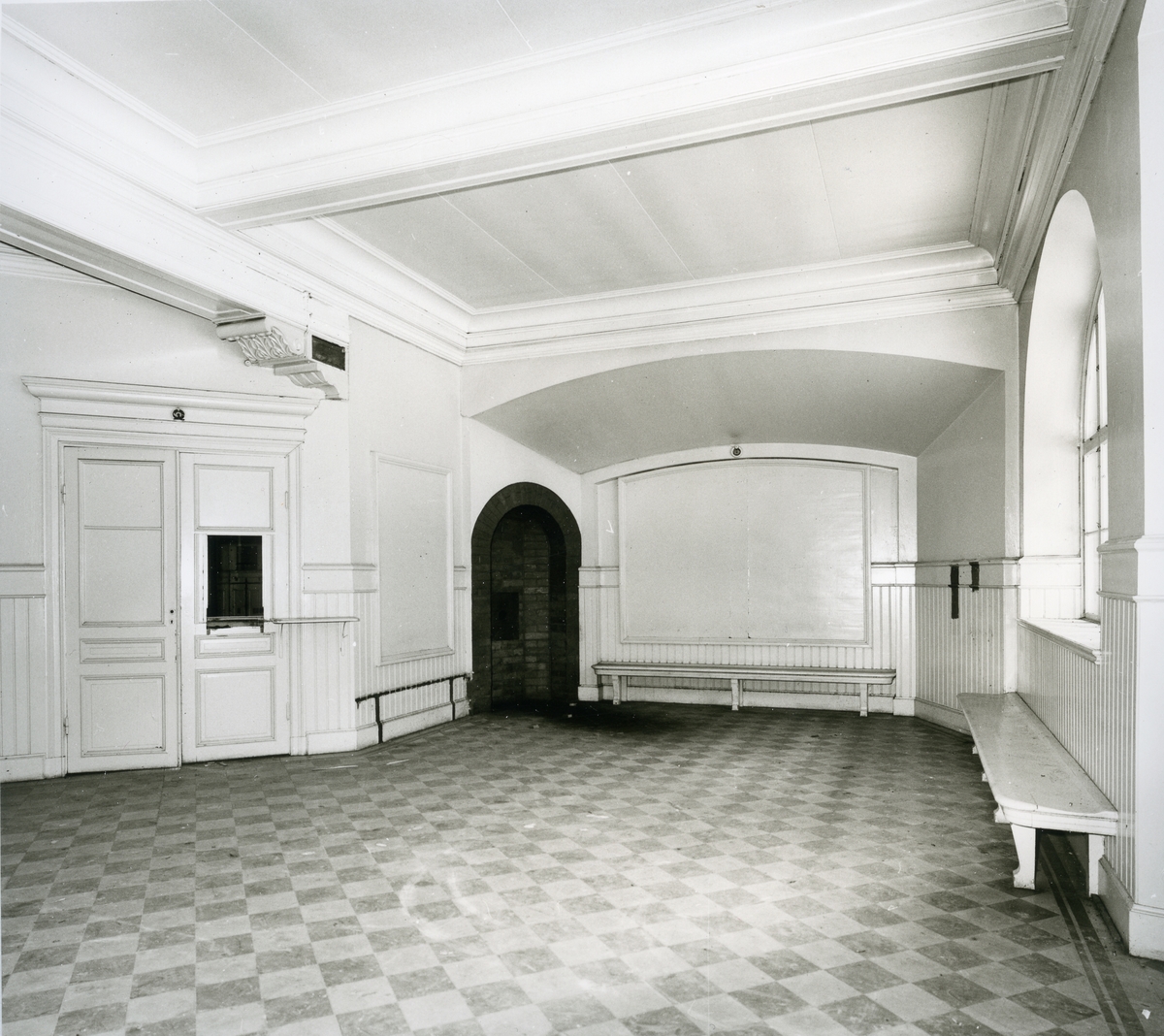 Karbennings sn.
Snytens järnvägsstation, interiör med dörrar och detaljer i taket, bänkar, rutigt golv, 1971.