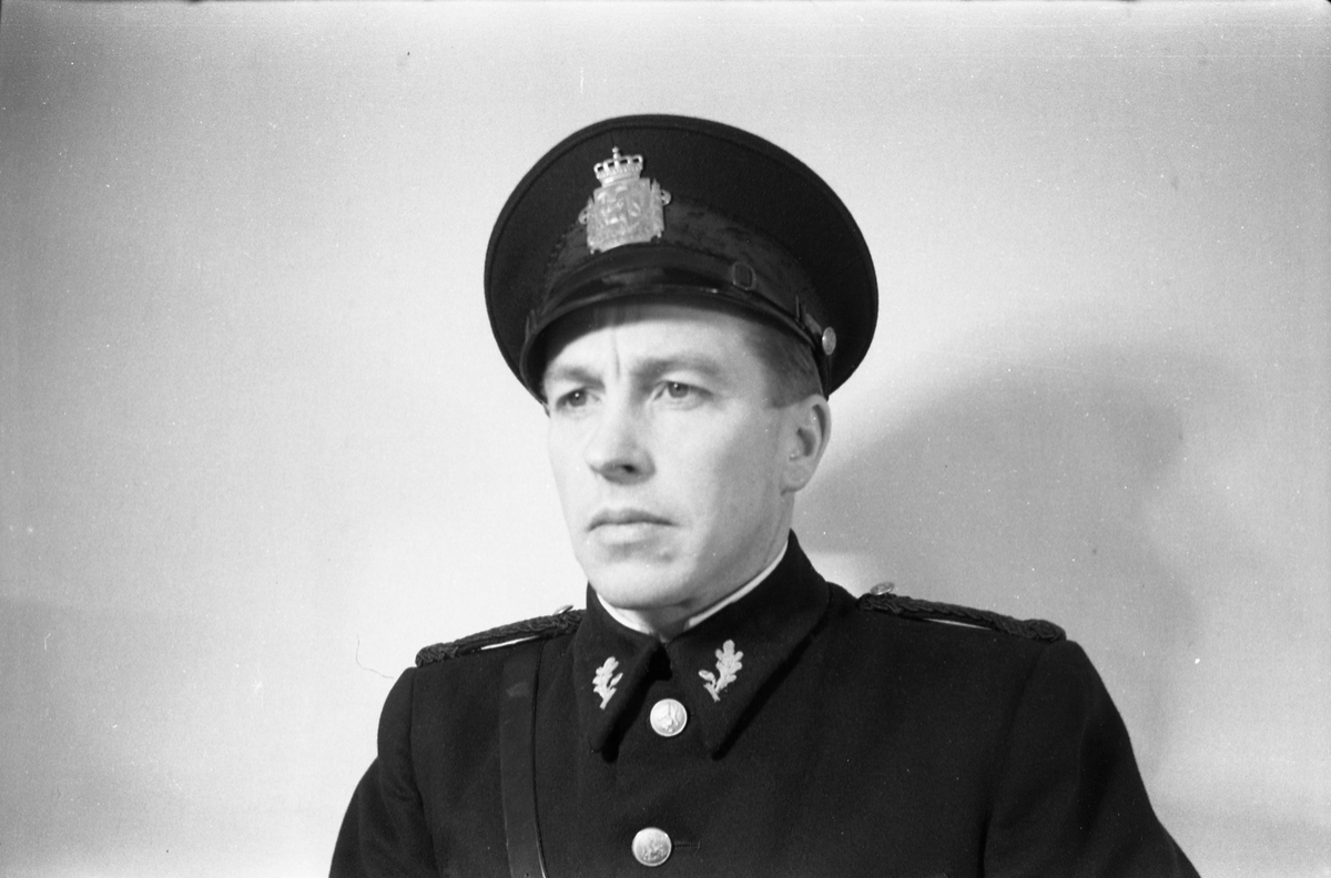Portrett av Martin Eggan, lensmannsbetjent i Østre Toten fra ca. årsskiftet 1945/1945 til og med Juli 1976.
