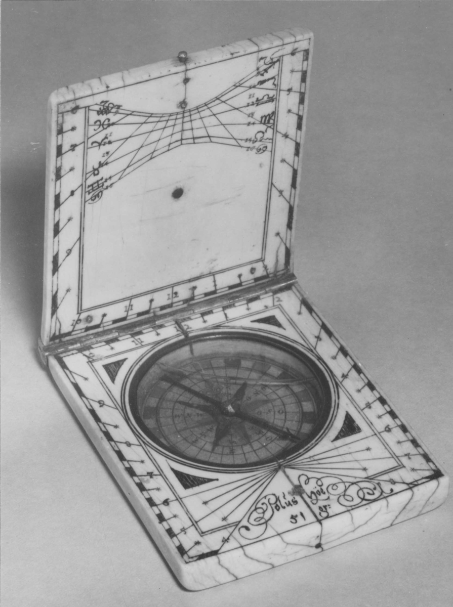Solur i fodral av ben. Kompass med ros i rött och blått. Inskription: "Polus Höe 51 gr." På locket kalendarium visande månens gång.