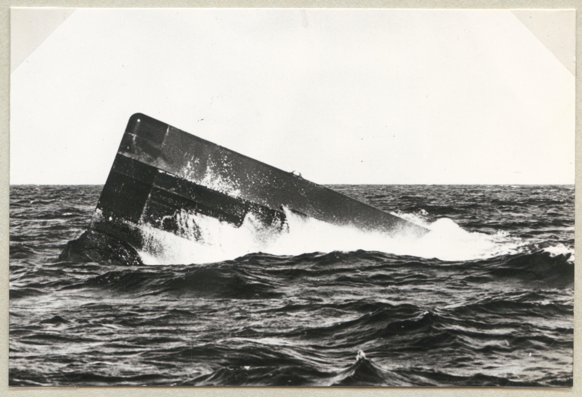 Ubåten Springaren under provtur 1962.... och intar åter ytläge.
