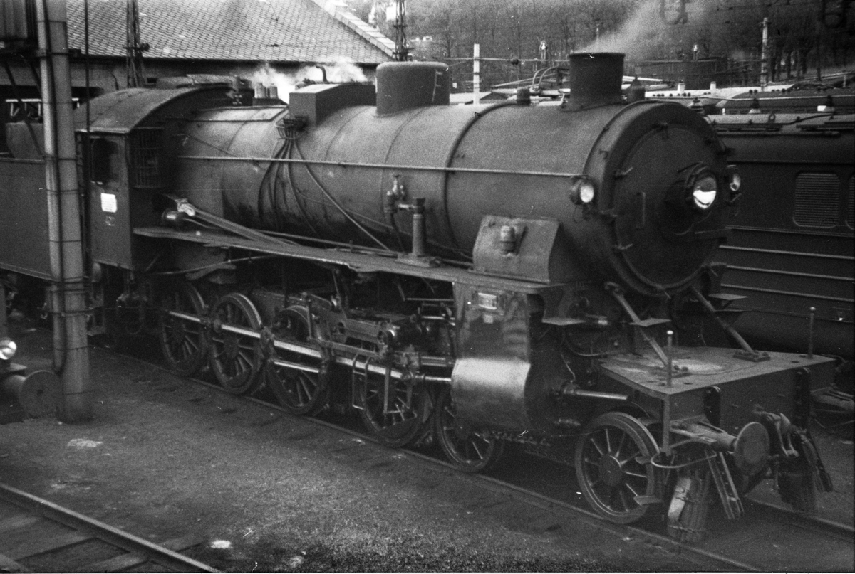 Damplokomotiv type 31b nr. 402 ved lokomotivstallen på Bergen stasjon.