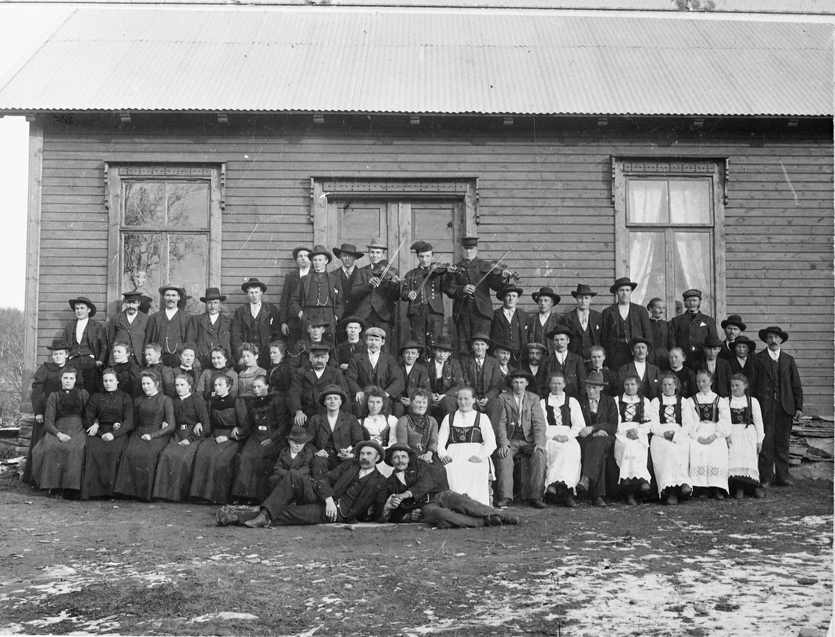 Festkledd folkemengde oppstilt foran forsamlingslokalet Fjellvik i Viken, høsten 1904