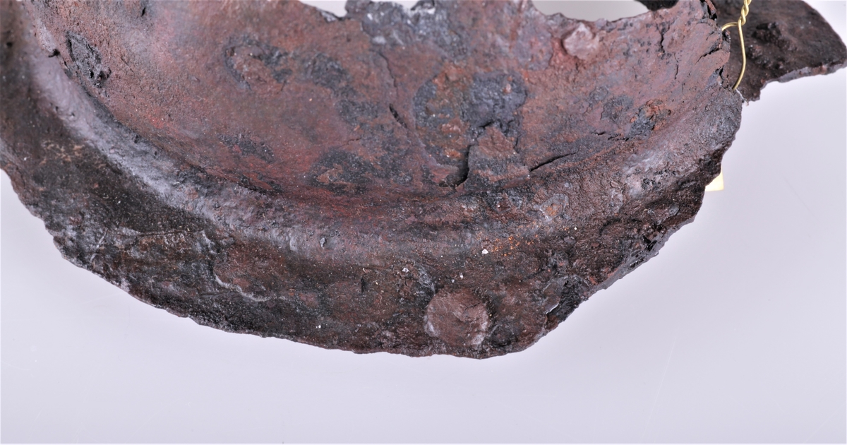 Stykke av skjoldbule av jern av typen R. 562. Fra vikingtid , funnet på Gile 1909.