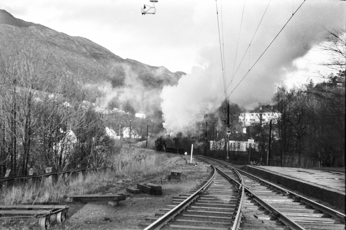 Damplokomotiv type 33a nr. 300 med godstog kjører ut fra Fjøsanger stasjon.