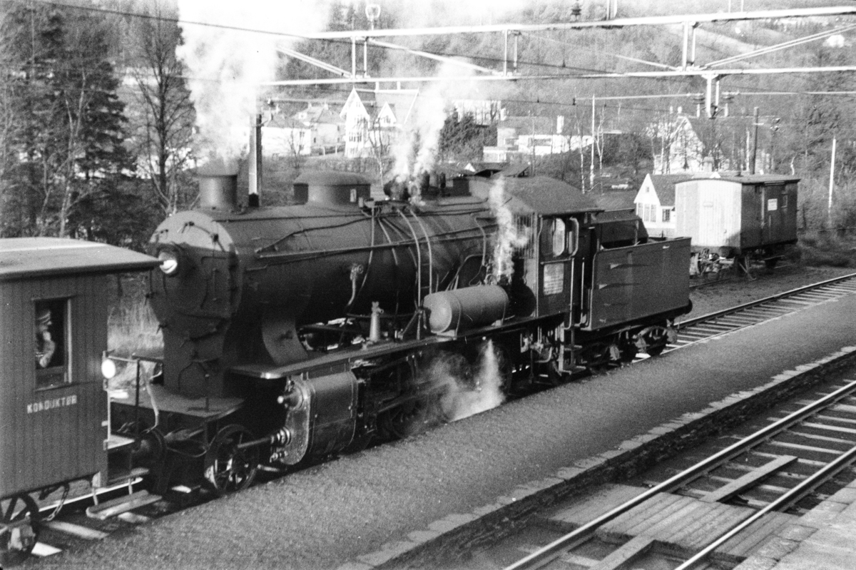 Damplokomotiv type 33a nr. 300 med godstog på Fjøsanger stasjon.