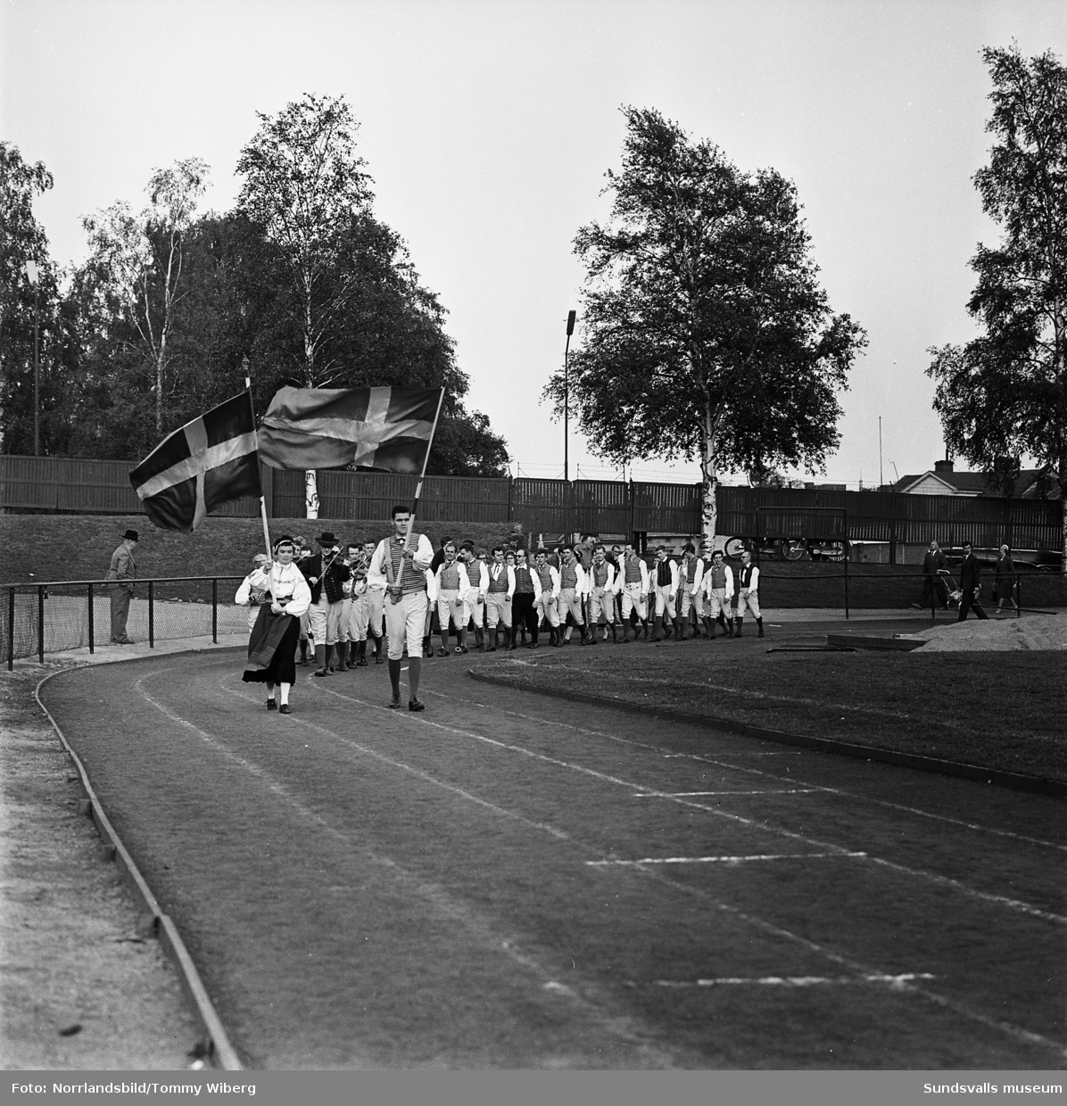 Svenska flaggans dag i Idrottsparken 1961 med bland annat folkdansare, gymnaster, lottor och militärparad.