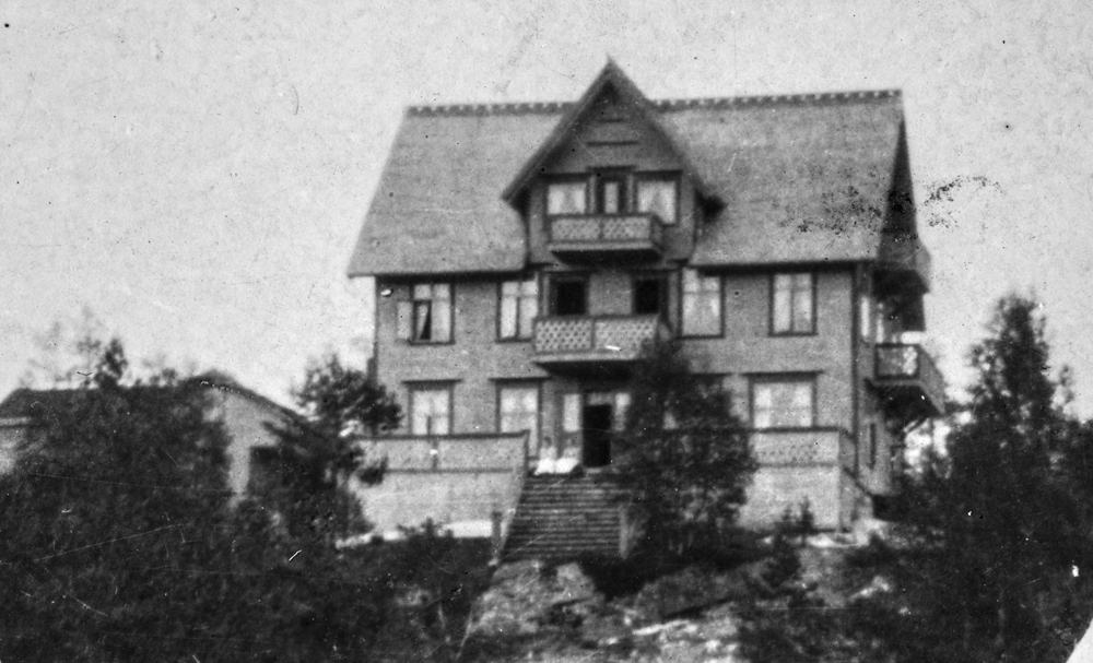 Svenning House i Svenningdalen, to personer på trappa.