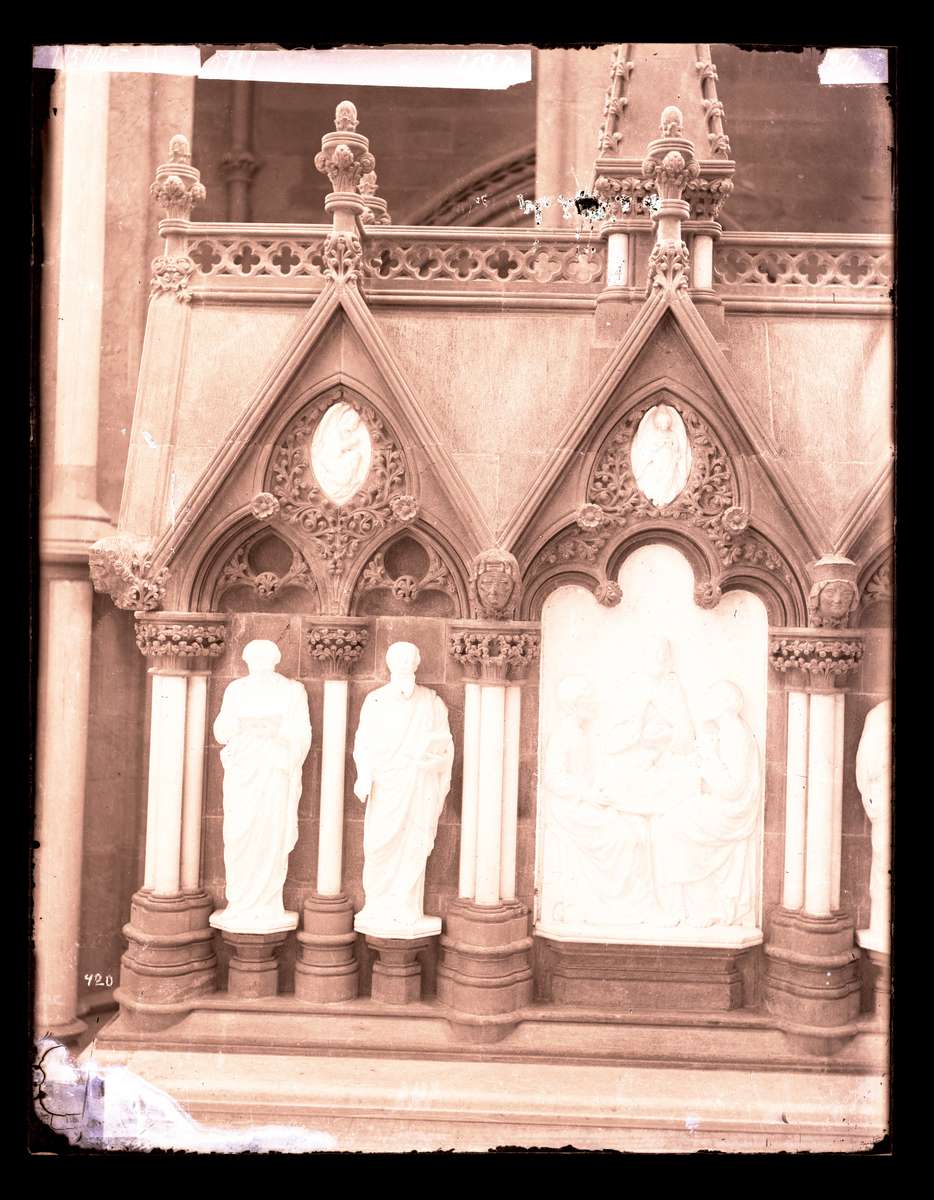 Del av forsiden av høyalteret i oktogonen i Nidarosdomen. Tegnet av Arkitekt Christie, utført av Paul Bøe i 1882.