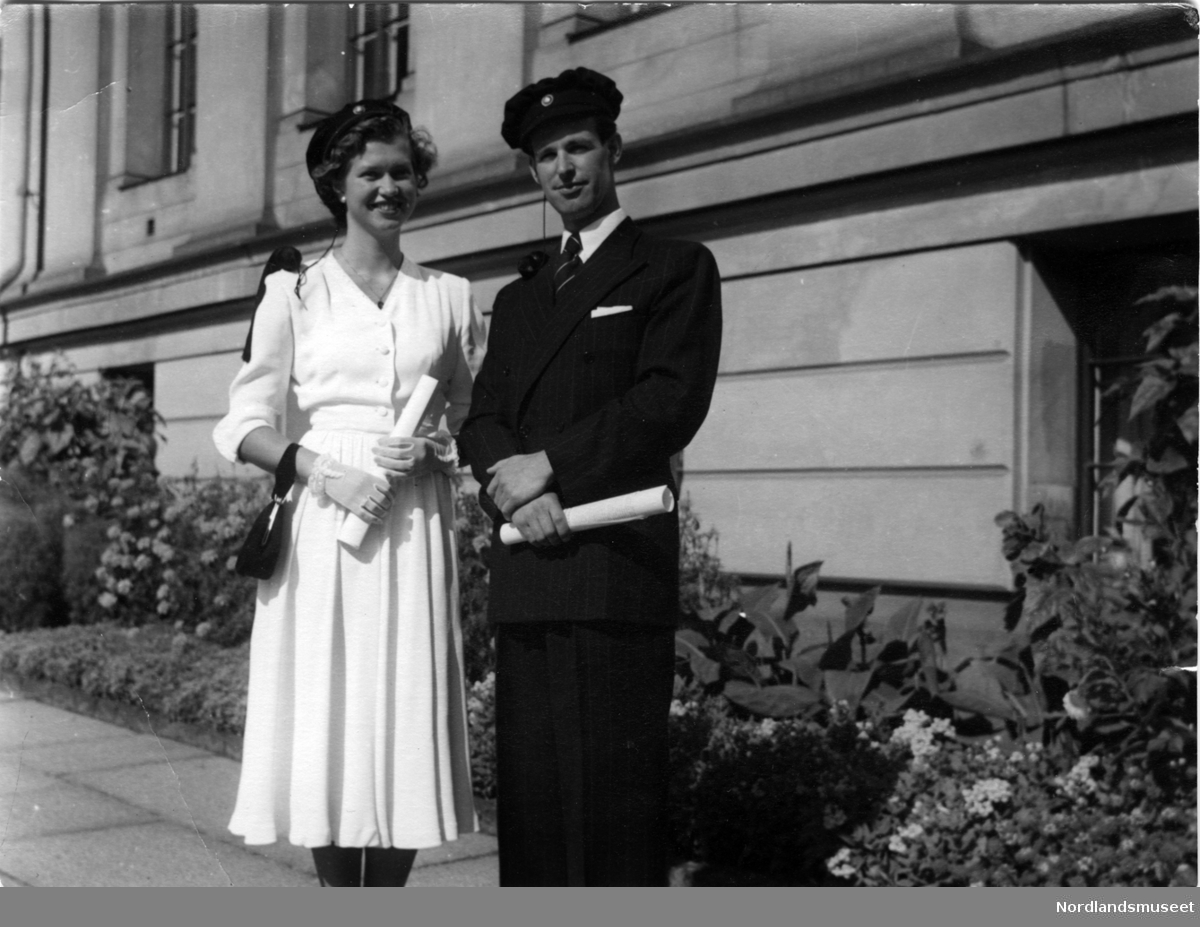 Portrett. Skora i Fleinvær. To søskenbarn av Skoraslekt fotografer med studenterlue i Oslo, 1940-årene. Eva Bergan og Harald Breivik. Deres mødre var oppvokst på Skora.